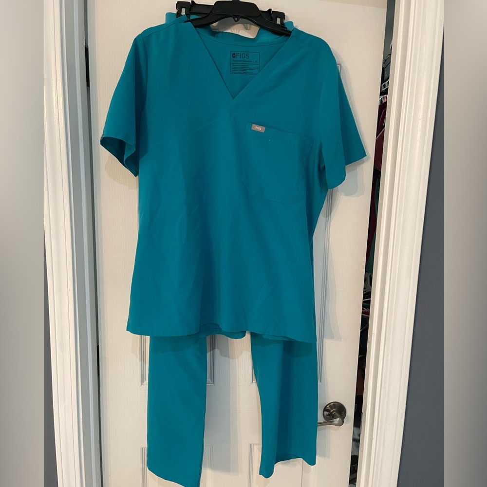 Fig’s Teal XL top and XLT bottoms